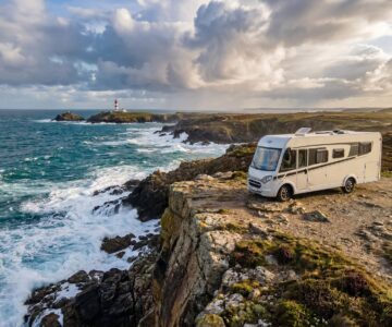 Autocaravana en acantilado junto al océano