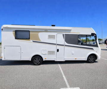 Vista lateral de la autocaravana integral premium para viajar con confort