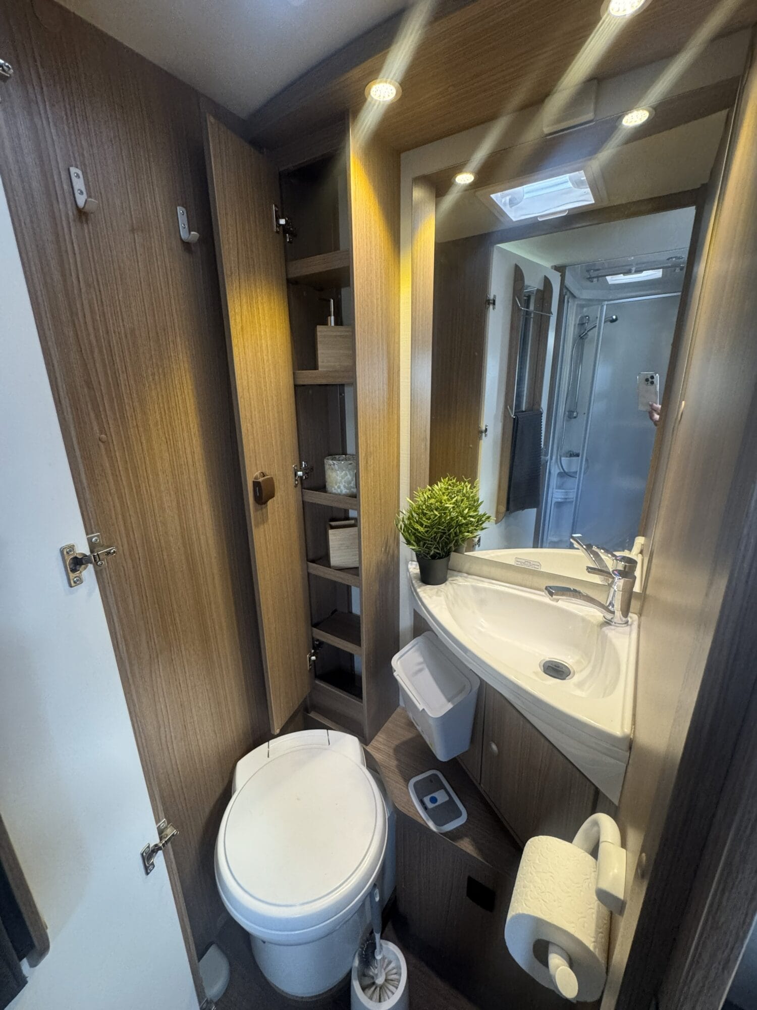 Baño completo con lavabo y WC en autocaravana de lujo Carado I449