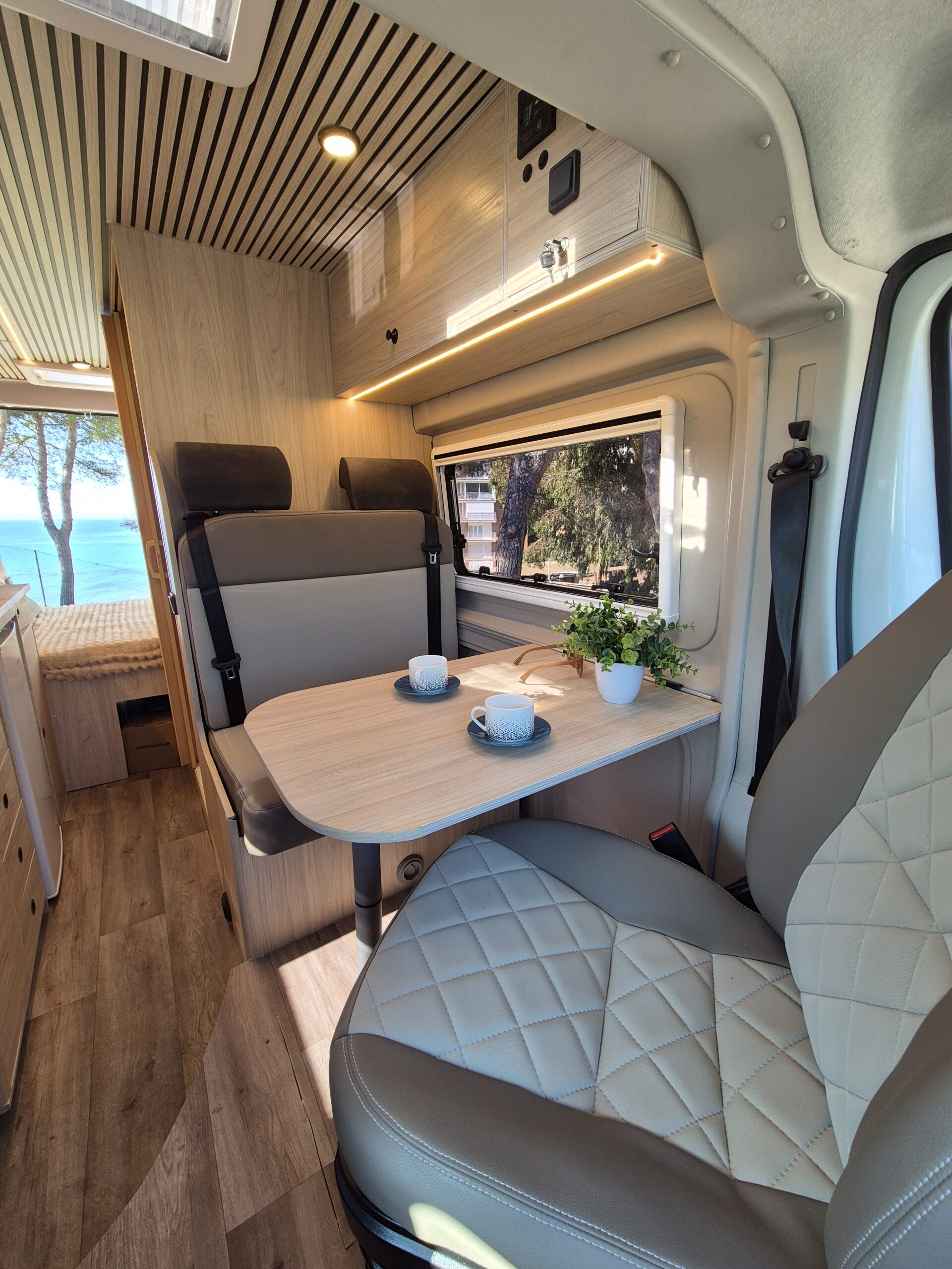 Tisch und Sitze der Wohnwagen