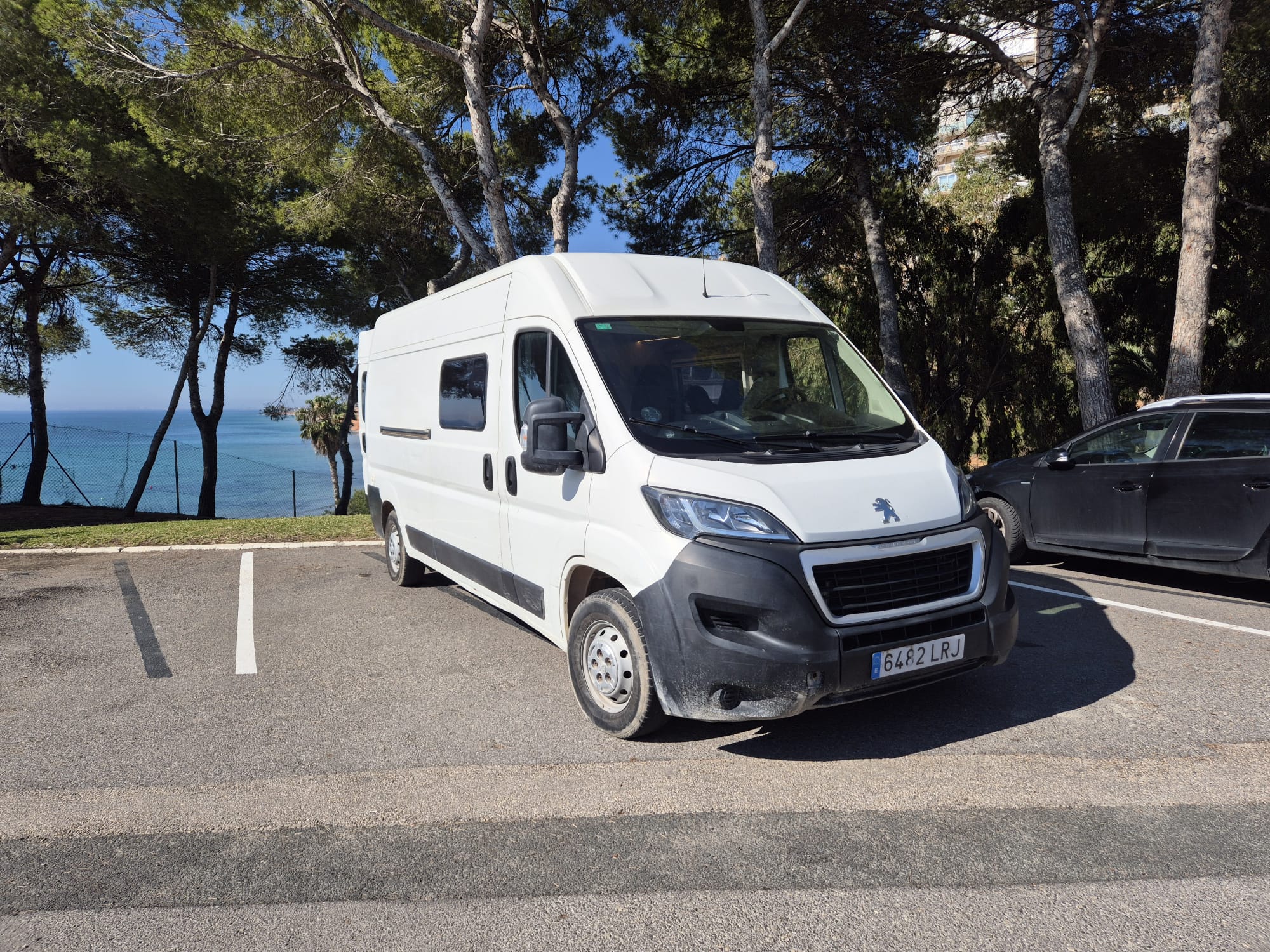 Vermieteter Wohnmobil LSR365, gepflegte Peugeot Boxer-Variante, am Meer