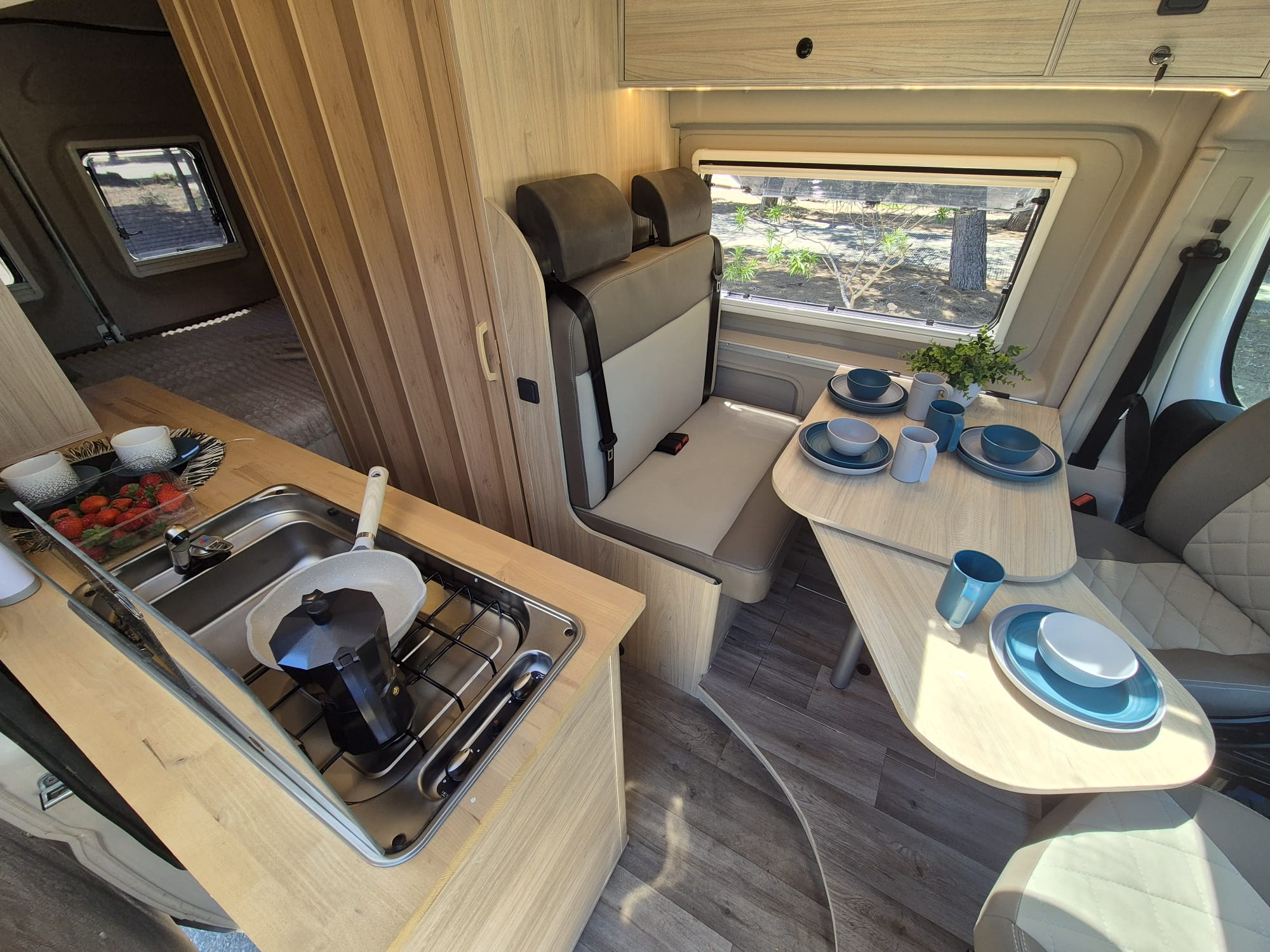 Innenraum des Wohnmobils: Küche und Tisch